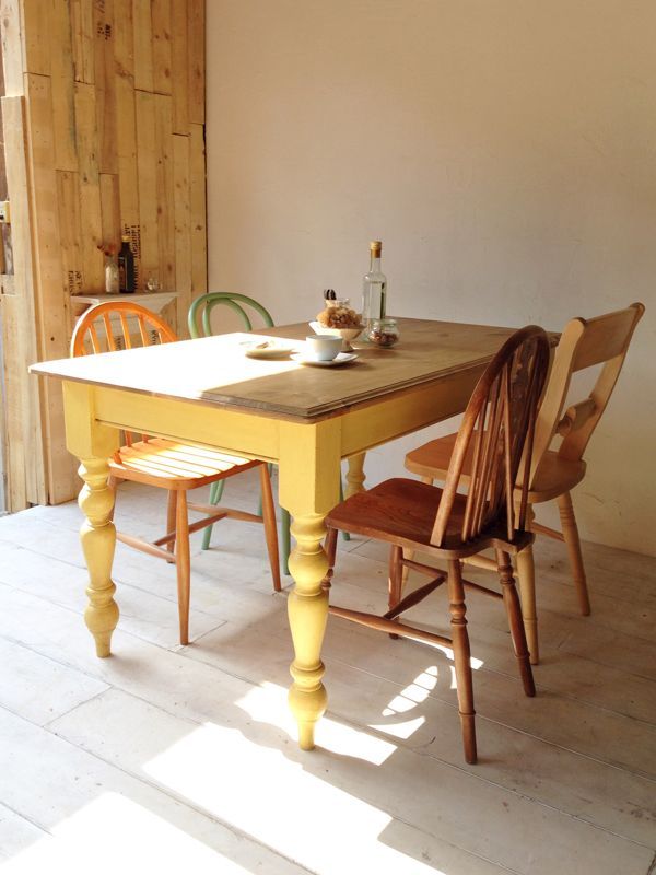 フランスアンティーク家具をモチーフにしたターンドレッグダイニングテーブル パイン材を使ってナチュラルでかわいいテーブル サイズオーダーカラオーダーも可能です