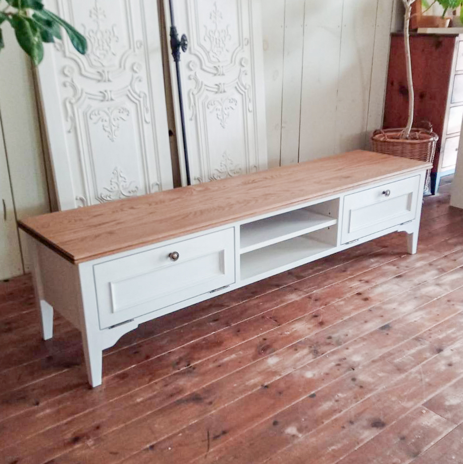 かわいいアンティーク風テレビボード