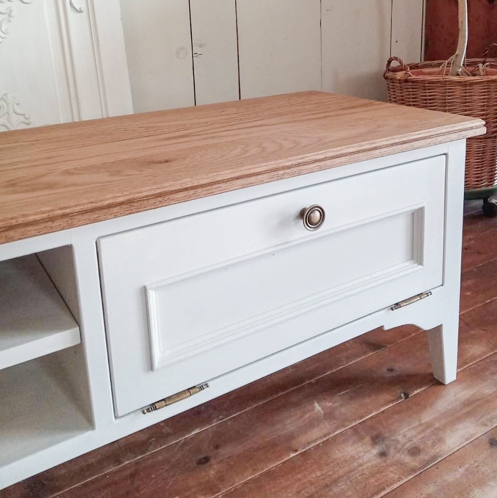 シンプルでいてかわいいテレビ台