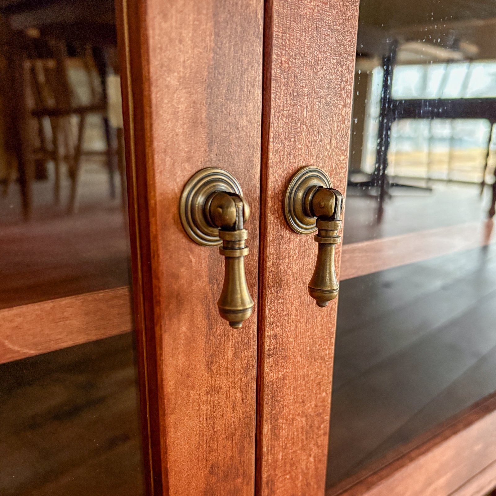 真鍮取っ手のガラスキャビネット