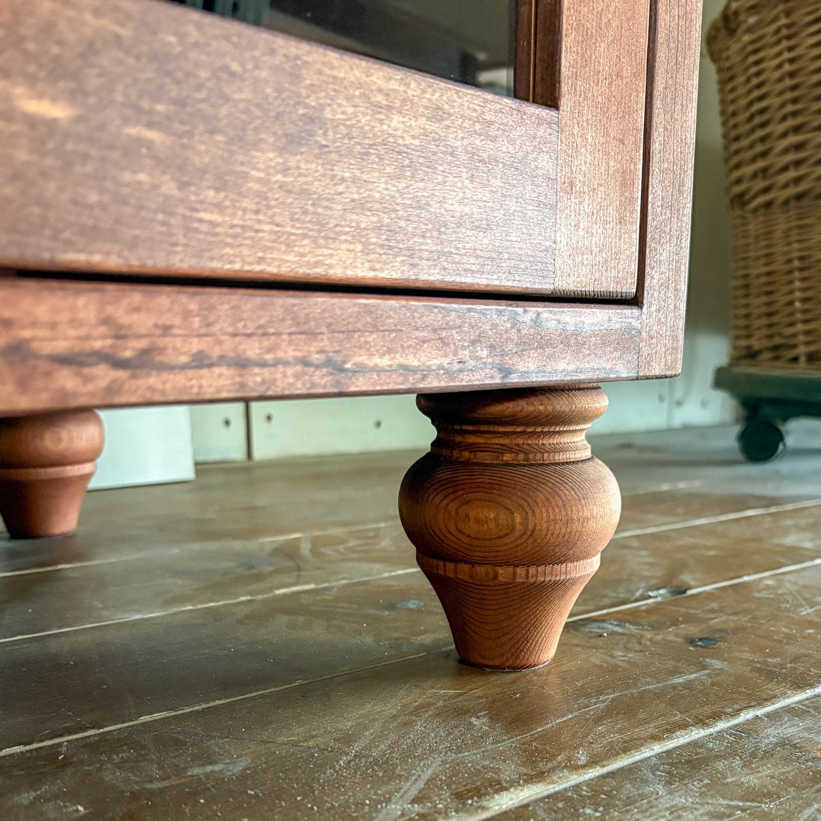 ろくろ足テレビボード