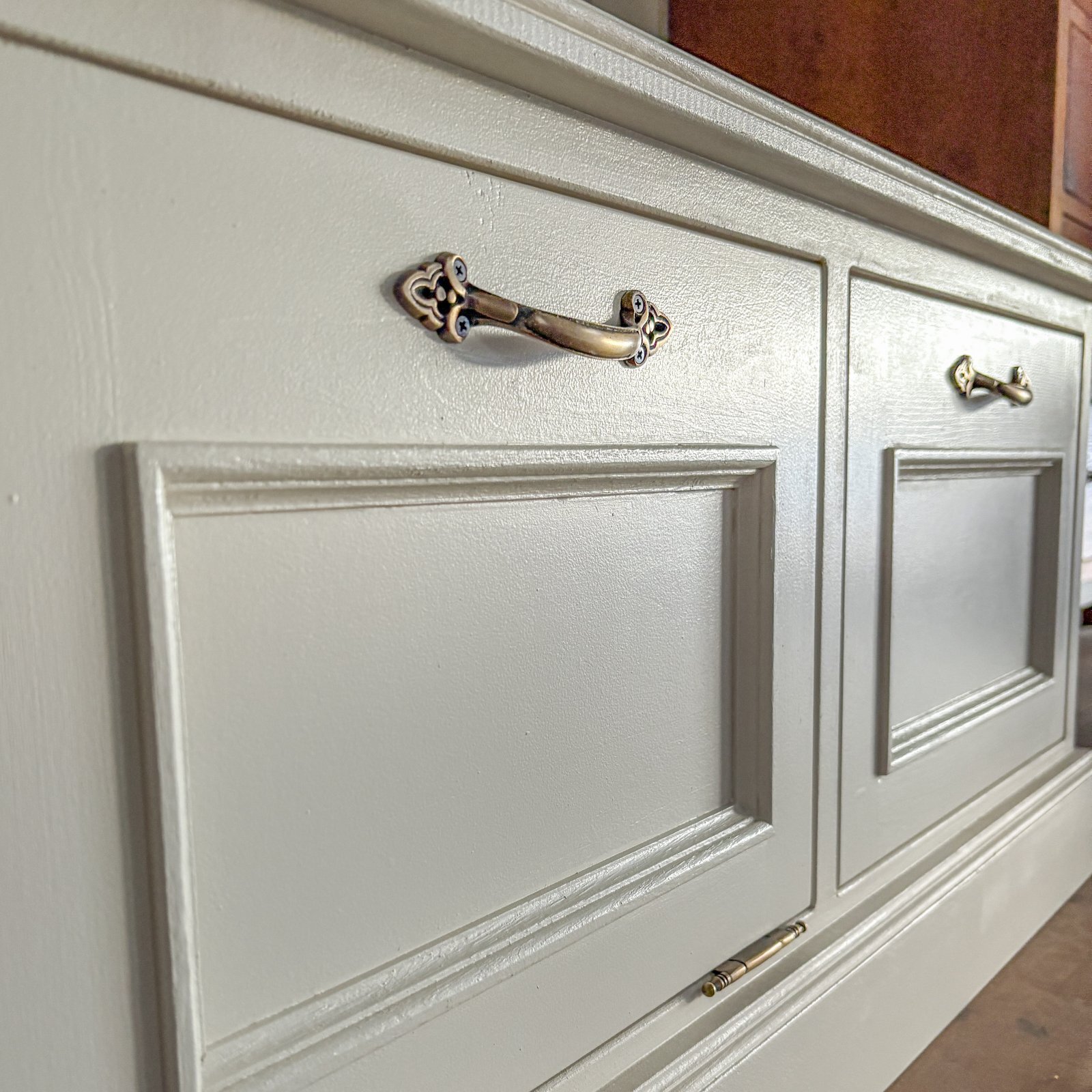 アンティーク調デザインのテレビボード