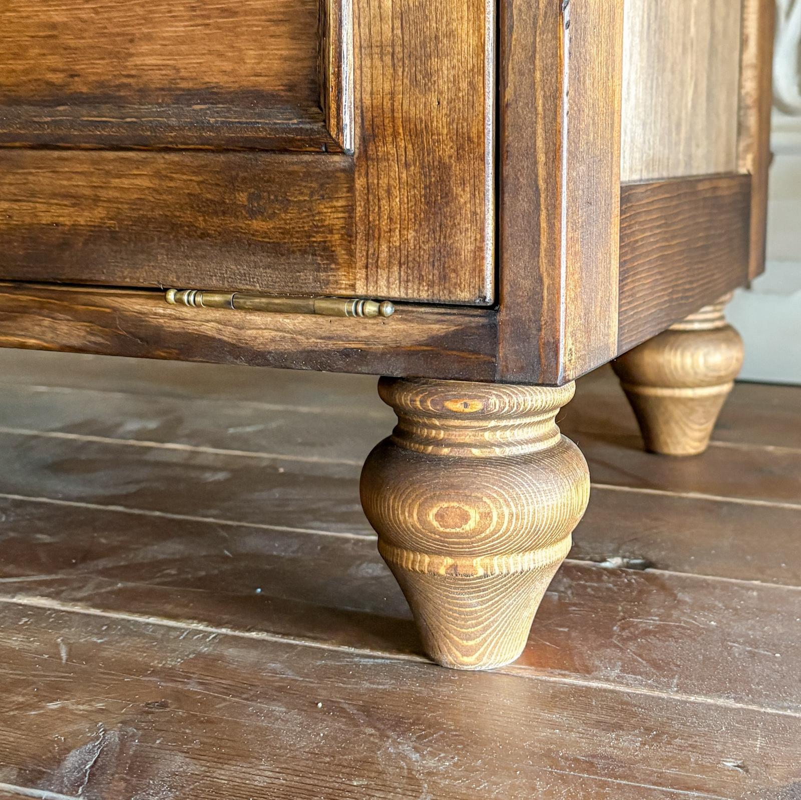 ろくろ足テレビボード