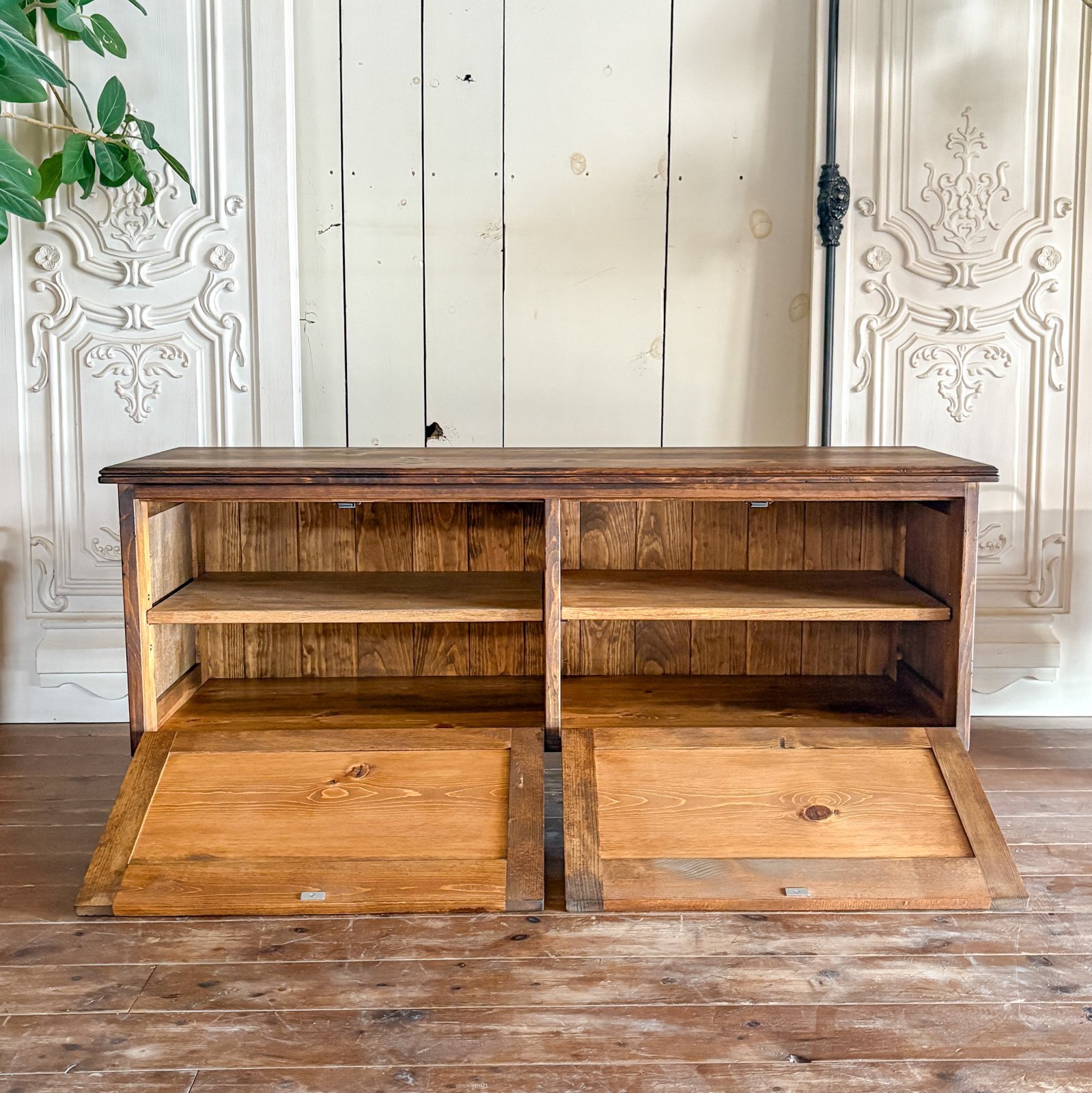 アンティーク調テレビキャビネット