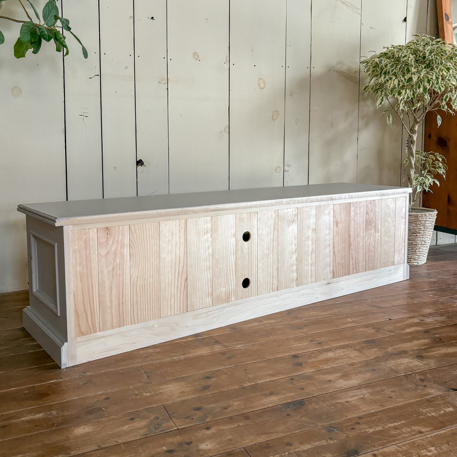 背板が羽目板のテレビキャビネット