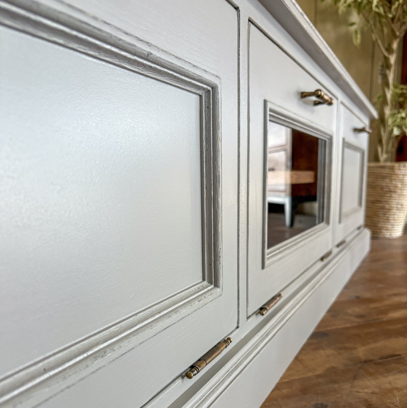 モールディングで装飾したアンティーク調家具