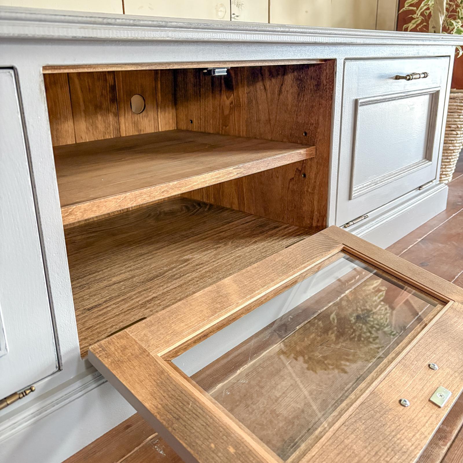 ガラス扉のテレビボード