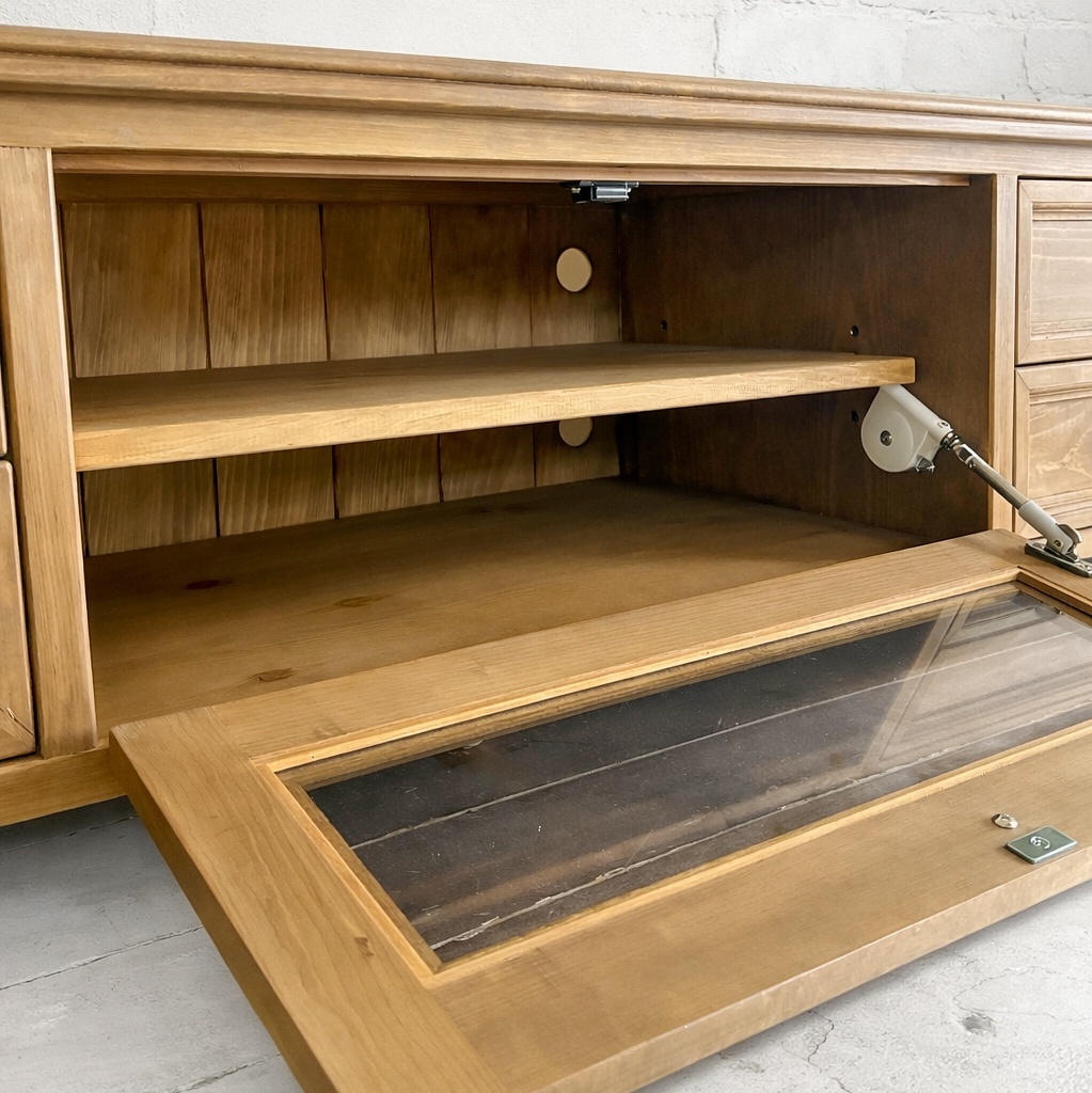 ガラス扉のテレビボード