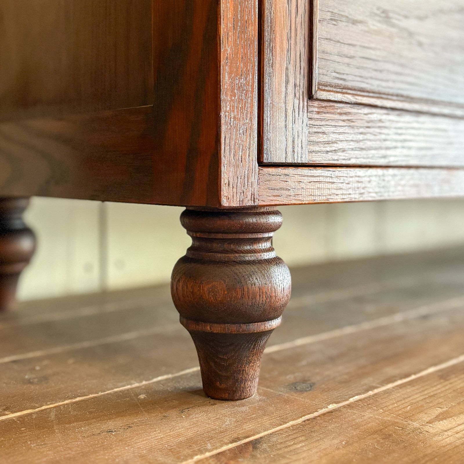 ろくろ足を使った家具のオーダーメイド専門店