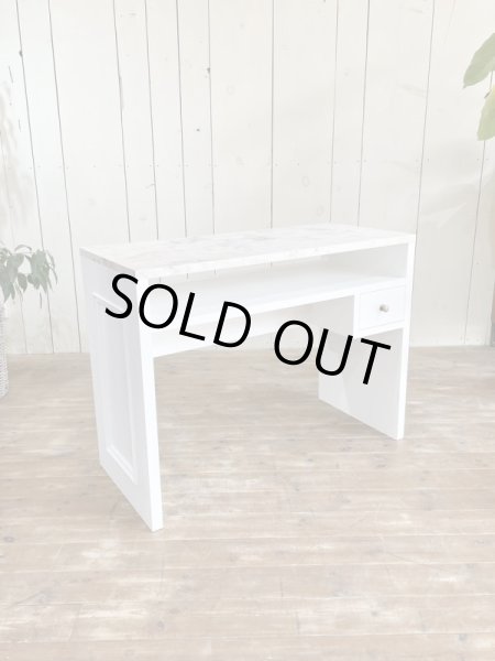 ライトなどを置ける棚と、小さな引き出し付きのネイルテーブル。