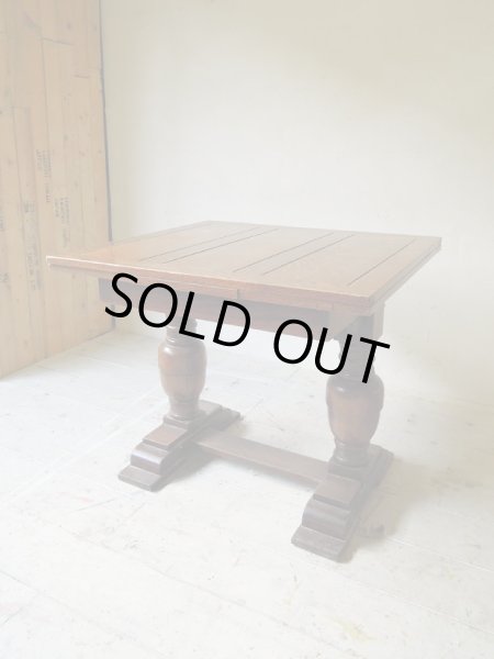 通常時のサイズはW900×D830のアンティークテーブルです