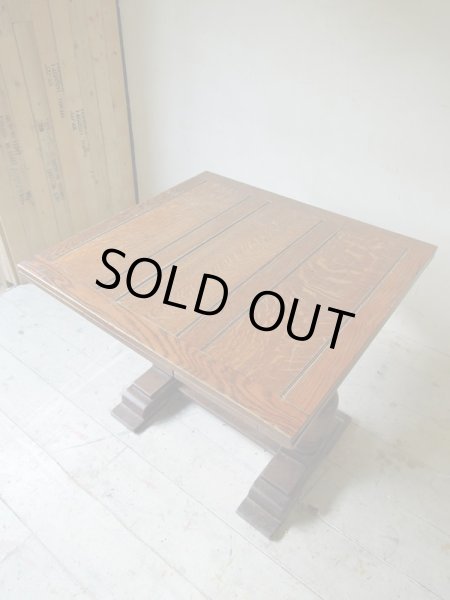 上質なオーク材ならではの虎斑が見えます