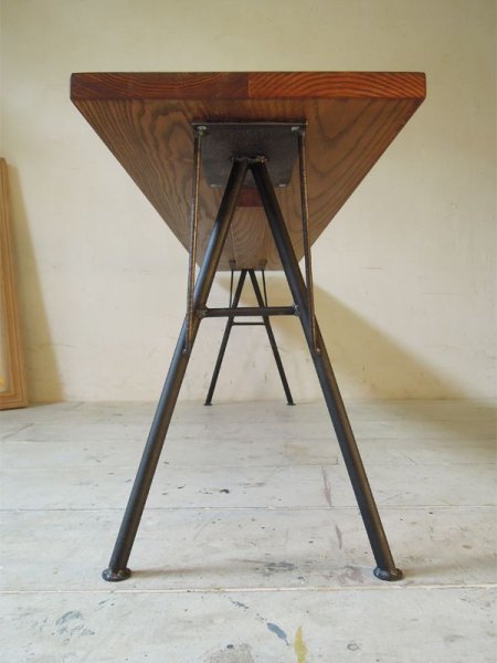 特徴的なA型鉄脚、かっこいいアイアンベンチです!