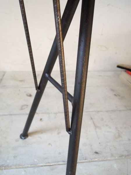 黒皮風の塗装で、錆感も少しある鉄脚