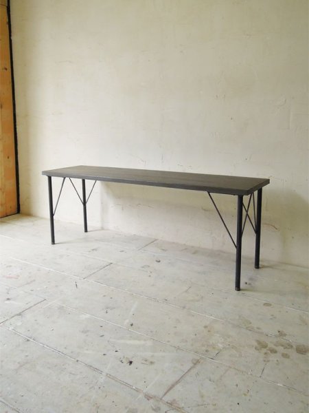 スリムな鉄脚のアイアンベンチ、W1300程度のテーブルに対応したサイズ