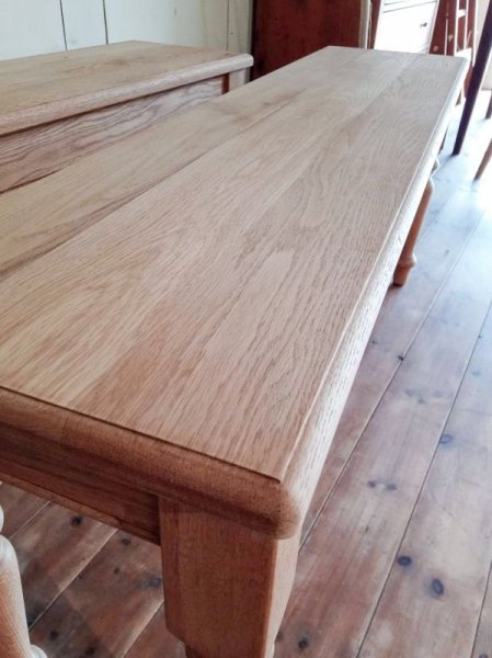 座面の端はアンティーク風のモール加工