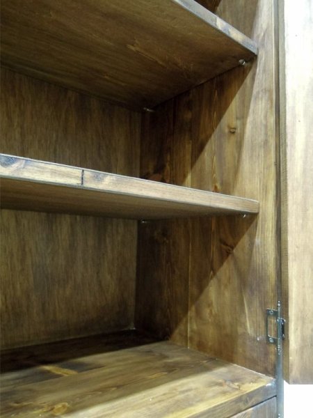 ワイングラスを並べられるように、棚間はすべて25cm間隔となっています。もちろん変更も可能。