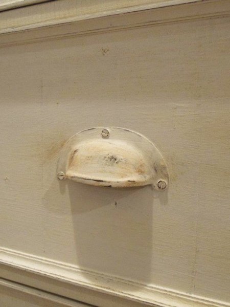 引出しの取っ手はシェル型を選びましたが、お好みで変更できます。