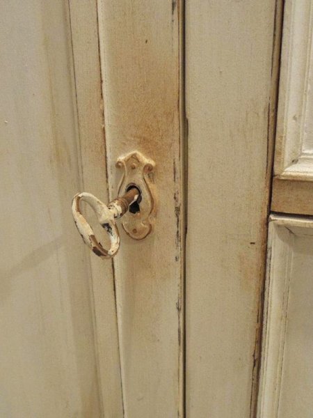 がっちゃんと音を立てて開けるアンティークキーを採用。雰囲気、味わいを楽しんで。