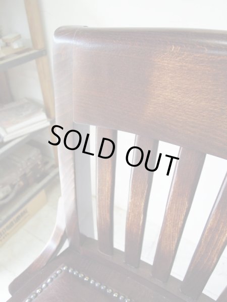 落ち着きのあるウォールナット色、濃淡がありムーディーな店内に似合いますね