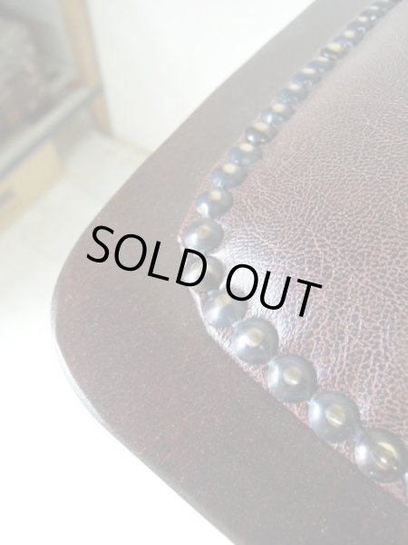 座面縁の鋲打ちが素敵です