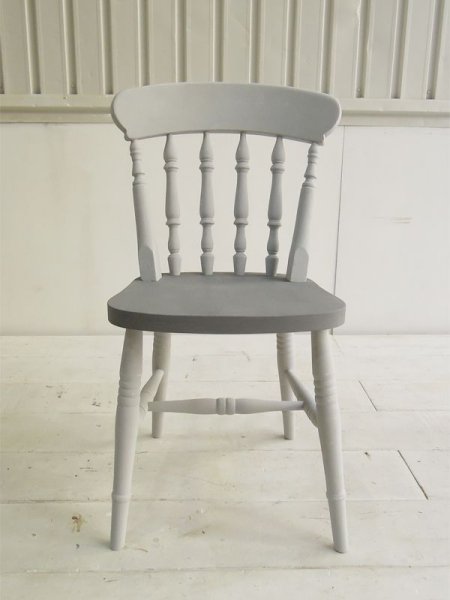 イギリスの工場で手作りされる丈夫なダイニングチェア