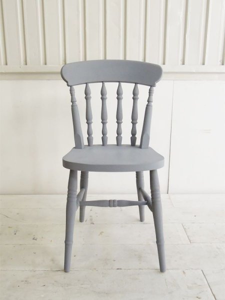 古くから愛されるオーソドックスなデザインの椅子です。