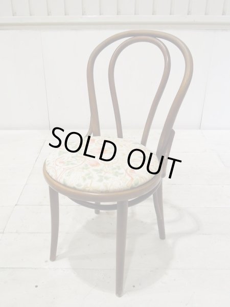 植物や動物を独特なタッチで描いたウィリアムモリスの生地で座面を張り直しました。