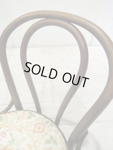 美しい曲げ木細工の椅子です。