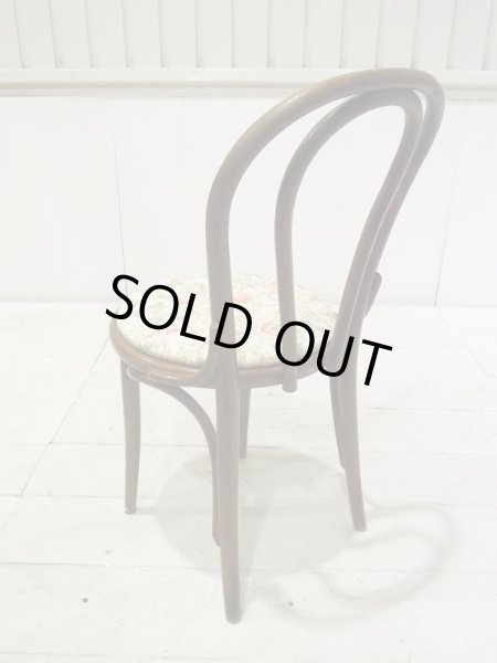 後ろからのシルエットも美しいベントウッドチェア。