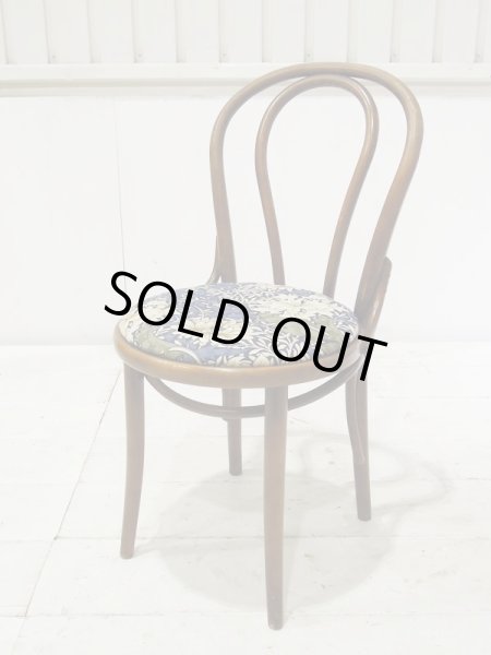 植物や動物を独特なタッチで描いたウィリアムモリスの生地で座面を張り直しました。