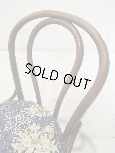 美しい曲げ木細工の椅子です。