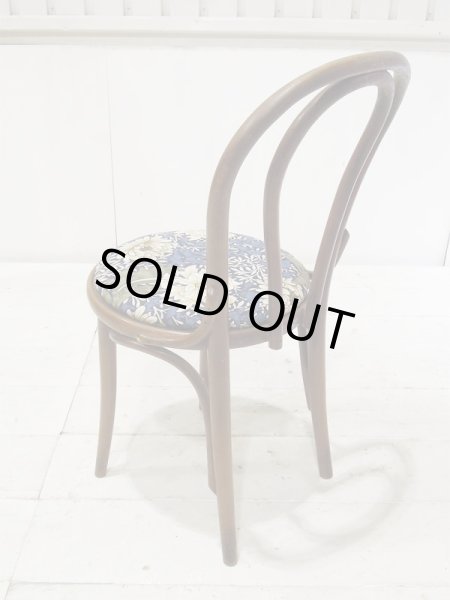 後ろからのシルエットも美しいベントウッドチェア。