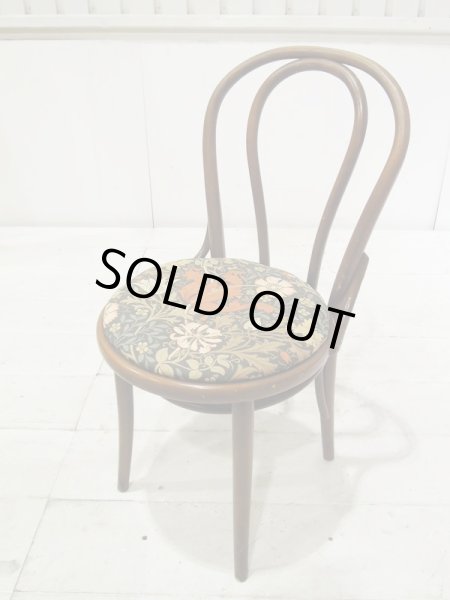 植物や動物を独特なタッチで描いたウィリアムモリスの生地で座面を張り直しました。