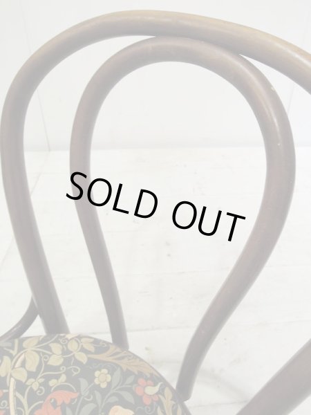 美しい曲げ木細工の椅子です。