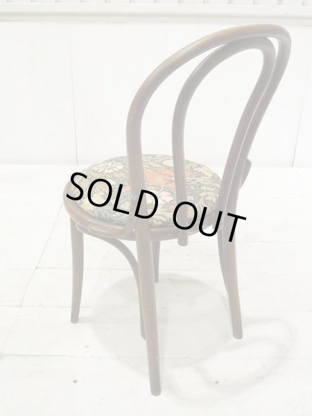 後ろからのシルエットも美しいベントウッドチェア。