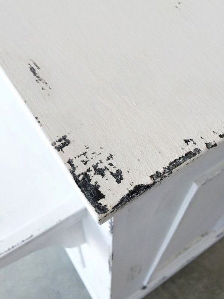 アンティーク調の店内に合わせてエイジング加工を施しています