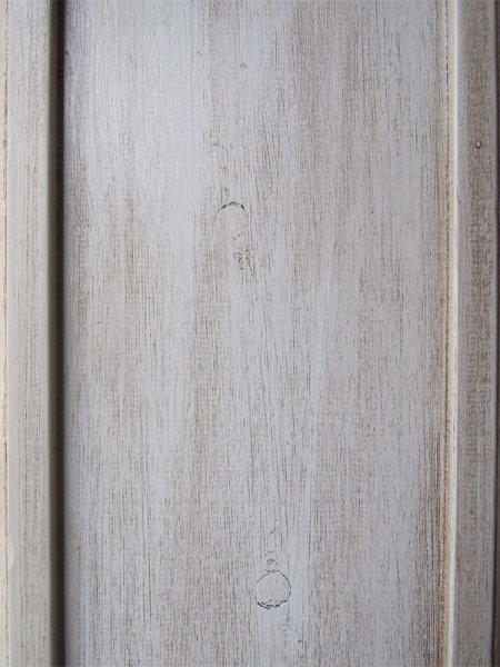 淡いブルーに汚し加工を施した塗装仕上げです