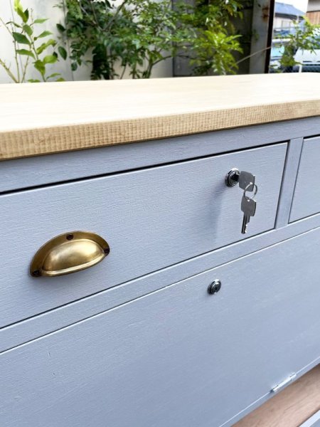 シリンダー錠の取付可能、百貨店の什器にも対応いたします。