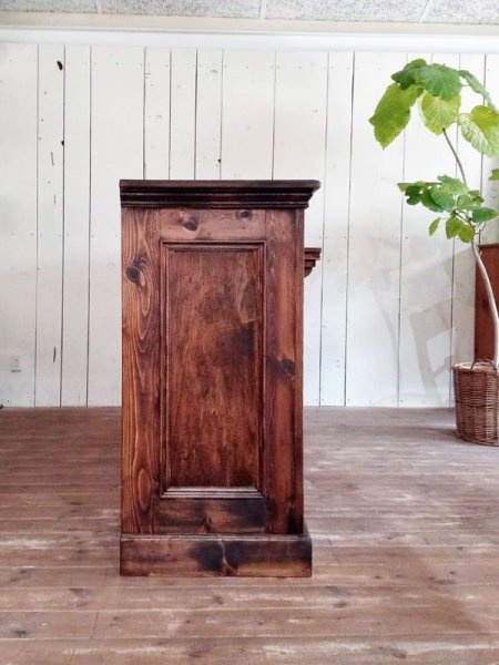 奥行きは本体500+荷物棚130、細かなサイズ変更も可能です。貴店にぴったりのレジ台を制作します!