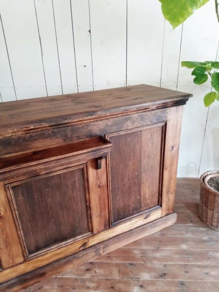 小さな荷物棚付きのレジカウンター、荷物置きやディスプレイに活躍!