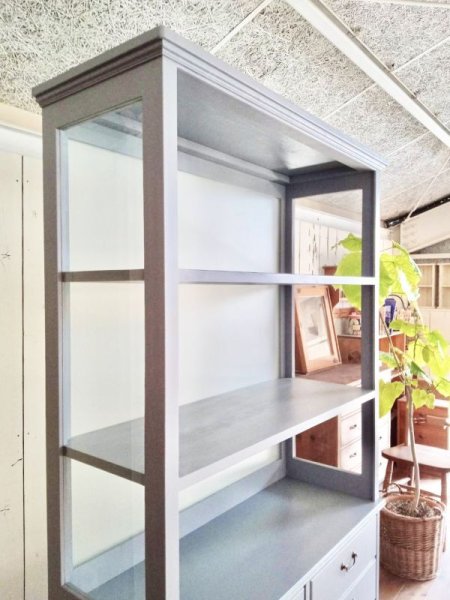 ショップの展示ディスプレイに最適なガラスキャビネット。