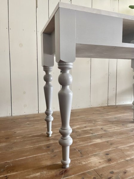 ポコポコと丸みのあるかわいいろくろ足を使ったネイルデスクです