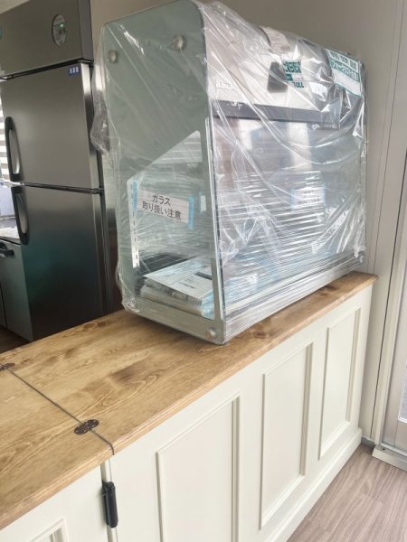 無垢の木材は丈夫ですので、思いショーケースも問題なく載せられます。