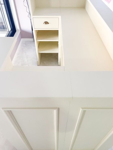 店員さんをぐるりと囲むコの字型ショップカウンター