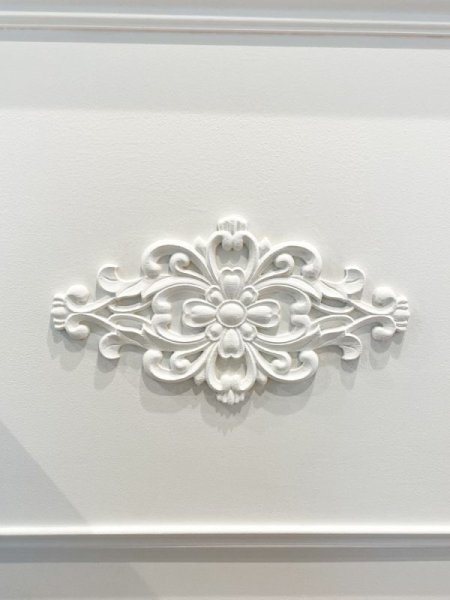 花柄のモチーフ付きレジカウンター。