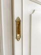扉の真鍮取っ手も魅力的、素敵なコントラストです。