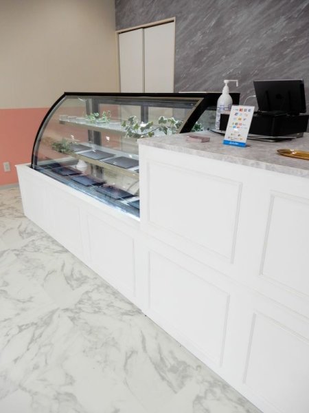 ホワイトと大理石のペアはとても清潔感があります。