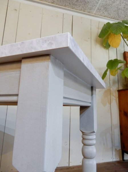 アームライト挟めるように天板を飛び出させることもできます。