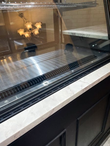 サイズオーダー致しますので、ご用意された冷蔵ショーケースにピッタリ合います。